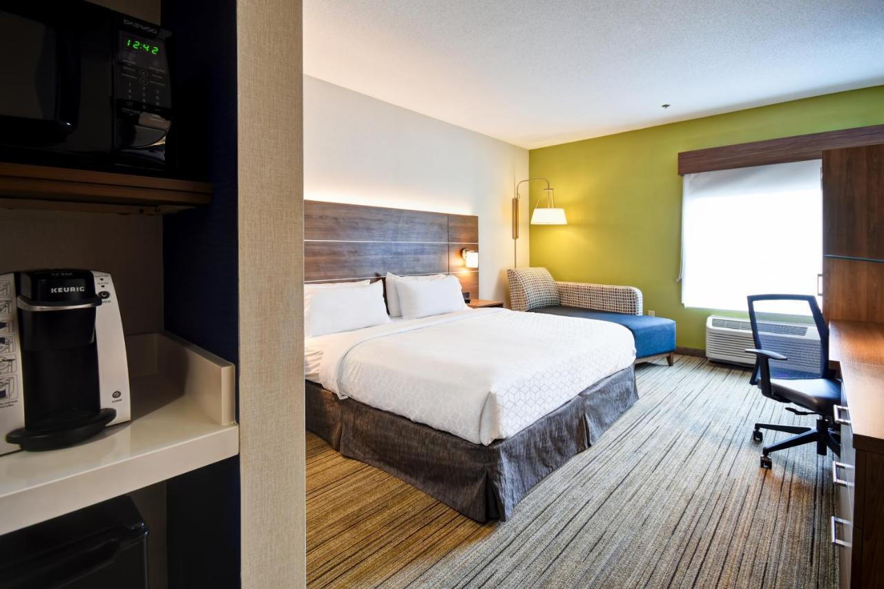 King Room - Mobility Access/Roll in Shower - Non-Smoking